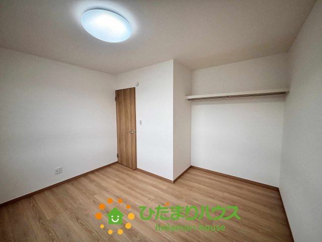 ワイウッドコート加須市多門寺第11期　新築一戸建て　02の収納|ハンガーパイプ付きのクローゼットを備えた洋室です！丈の長いコートもシワにせずたっぷり掛けられるのが嬉しいポイント。扉がないため出し入れがスムーズで、お掃除もしやすく、お部屋を広く有効活用できます♪ 