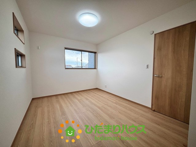 ワイウッドコート加須市多門寺第11期　新築一戸建て　02の子供部屋|高い位置に窓を配置した明るい洋室です！外からの視線を気にせず光を取り込めるので、朝の目覚めもスッキリ。壁面が広いため、ベッドや机の配置も自由自在！お子様のお部屋や趣味の空間として大活躍間違いなしです♪