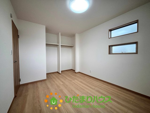 ワイウッドコート加須市多門寺第11期　新築一戸建て　02の収納|大きな窓から柔らかな光が差し込む心地よい一室！木目調のドアが温かみを添えてくれます。コンセント位置も使いやすく配置されており、テレワークや寝室としても最適。静かで落ち着いた時間を過ごせる空間ですね♪
