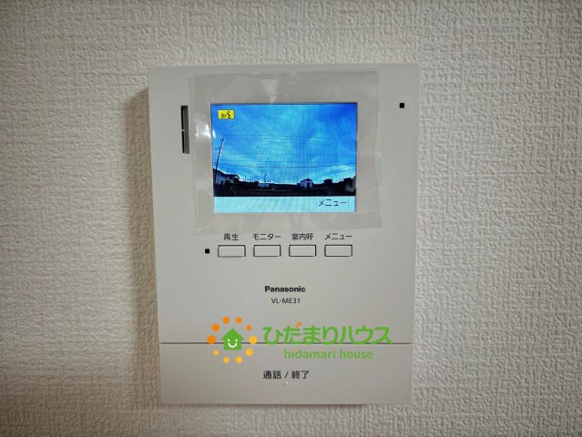 ワイウッドコート加須市多門寺第11期　新築一戸建て　02のセキュリティ|防犯面で頼もしいカラーモニター付きインターホン！来客者の顔がはっきり見えるので、お子様のお留守番時や夜間の対応も安心です。録画機能も備わっており、外出中の来訪者が後から確認できるのも大きなメリット♪ 