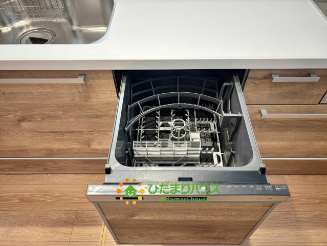 ワイウッドコート加須市多門寺第11期　新築一戸建て　02の設備|家事の負担をグッと減らしてくれる食洗機を完備！手洗いより節水できるだけでなく、高温洗浄で油汚れもしっかり落とせます。空いた時間を家族団らんに充てられる、忙しい毎日の強い味方。キッチンもスッキリします♪