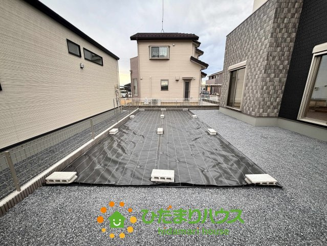 ワイウッドコート加須市多門寺第11期　新築一戸建て　02の庭|建物横には防草シートが施工された、手入れのしやすいマルチスペースがあります！物置を置いて趣味の道具を収納したり、夏場はお子様とプール遊びを楽しんだり。活用次第で、屋外での過ごし方がぐんと広がりますね♪