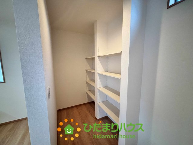 ワイウッドコート加須市多門寺第11期　新築一戸建て　02の収納|キッチンのすぐ横には、食料品や日用品のストックに便利な可動棚付きパントリーを設置！棚の高さが調整できるため、大きな調理器具も綺麗に収まります。キッチン周りがスッキリ片付き、お料理がもっと捗りますよ♪