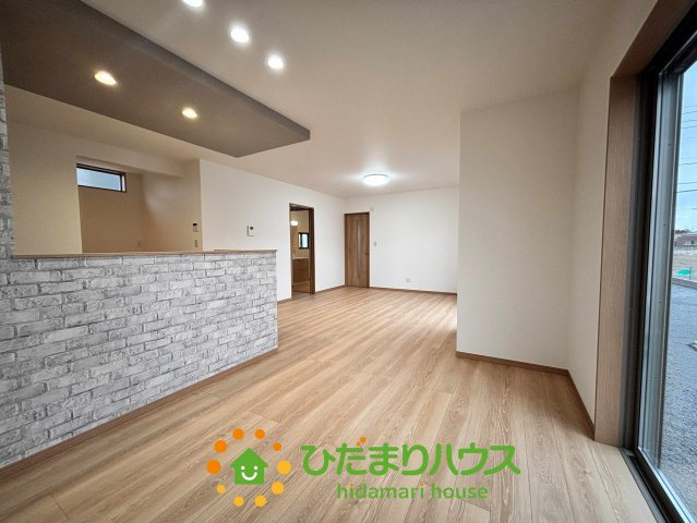 ワイウッドコート加須市多門寺第11期　新築一戸建て　02の居間・リビング|広々としたLDKは、家族が自然と集まりたくなる心地よい空間です！大きな窓から差し込む光が、部屋の隅々まで明るく届きます。隣接するお庭との繋がりも感じられ、開放感の中でゆったりと団らんを楽しめますよ♪