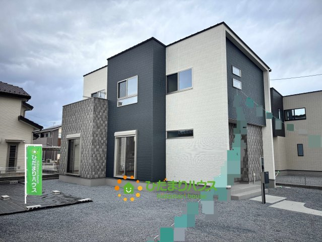 ワイウッドコート加須市多門寺第11期　新築一戸建て　02の外観|モノトーンのコントラストが美しい、角地の特性を活かした建物ですね！南向きの窓からはたっぷりの日差しが入り、室内を明るく照らしてくれます。周囲に高い建物が少なく、青空との相性も抜群で開放感たっぷりです♪