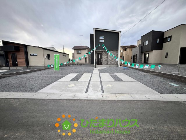 ワイウッドコート加須市多門寺第11期　新築一戸建て　02の駐車場|広々としたカースペースは、並列で複数台の駐車が可能ですよ！急な来客時や、将来お子様が車を持った際も安心のゆとりがあります。前面道路もすっきりしており、毎日の車の出し入れがスムーズにできるのも魅力です♪