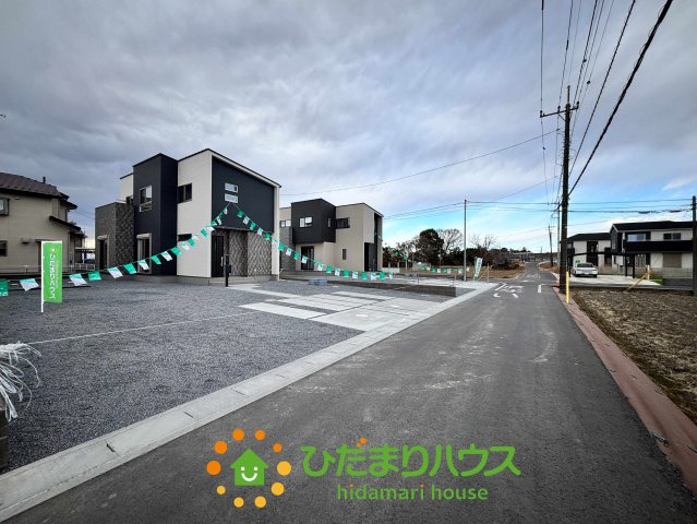 ワイウッドコート加須市多門寺第11期　新築一戸建て　02の前面道路含む現地写真|静かな住環境に位置しており、小さなお子様がいるご家庭も安心して暮らせます！道幅にゆとりがあるため見通しも良く、お散歩や通勤・通学も快適です。穏やかな時間が流れるエリアで、家族との時間を大切にできます♪