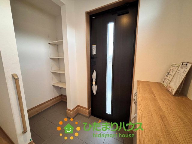 ワイウッドコート加須市多門寺第11期　新築一戸建て　02の玄関|玄関には大容量のシューズインクローゼットを完備！ベビーカーやゴルフバッグもそのまま収納でき、玄関をいつも綺麗に保てます。木目調のフローリングと白い壁が、お家に入った瞬間に明るい印象を与えてくれます♪