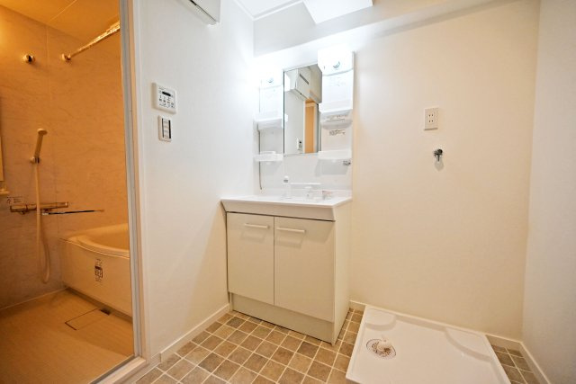 GSハイム第弐江坂の独立洗面台|鏡裏と洗面台下にも収納があり、タオルなどの日用品やスキンケア用品などもたくさんしまえてすっきりとした空間を保つことができます。