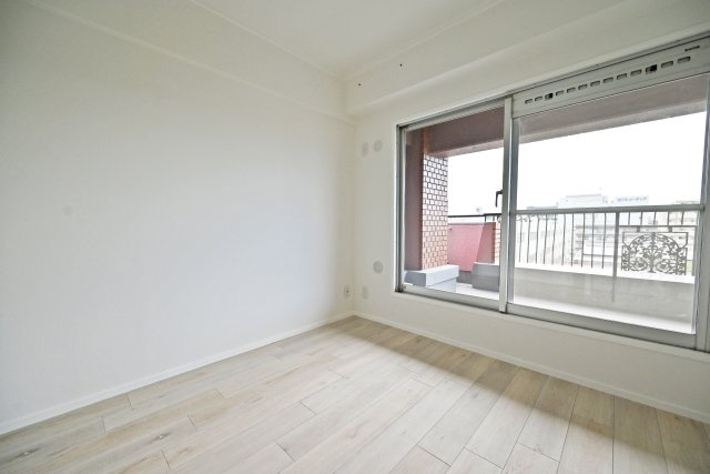 GSハイム第弐江坂の洋室|-洋室5.0帖-
白を基調とした清潔感のある洋室です。長方形の間取りは家具の配置がしやすく、お部屋の模様替えも楽々です。
