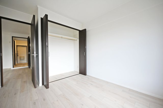 GSハイム第弐江坂の洋室|-洋室5.0帖-
ハンガーパイプや枕棚、収納棚があると、衣類や小物類を整理整頓しながら綺麗にしまっていただくことができます。