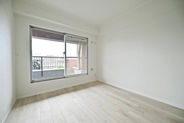 GSハイム第弐江坂の洋室|-洋室6.0帖-
白を基調とした清潔感のある洋室です。長方形の間取りは家具の配置がしやすく、お部屋の模様替えも楽々です。