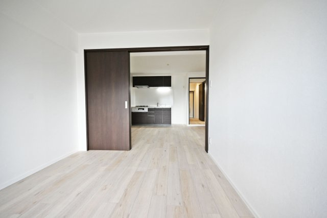 GSハイム第弐江坂の洋室|-洋室6.0帖-
収納スペースはございません。
収納付き家具などお好きな家具をレイアウトして楽しめますね！