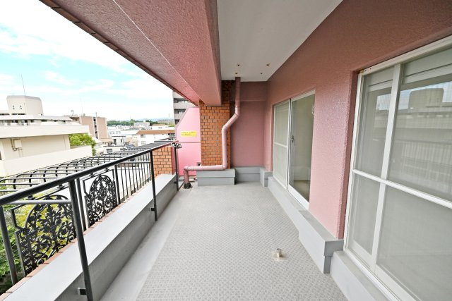 GSハイム第弐江坂のバルコニー|太陽の温かさを十分に感じられます。陽射しを遮られる心配がなく、青々とした空を望むことができますよ。新生活をお考えの方にピッタリなお部屋です