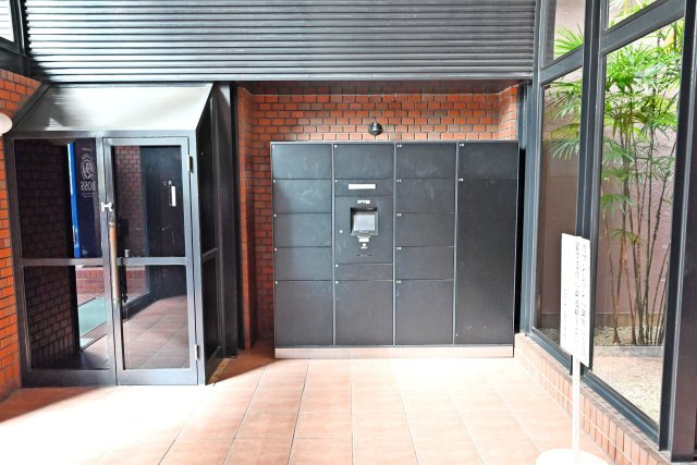 GSハイム第弐江坂のその他共用部分|留守の際も安心して荷物が受け取れる宅配ボックス完備です
