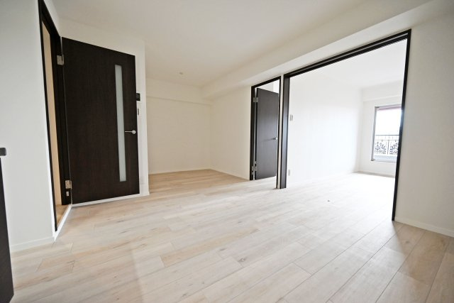 GSハイム第弐江坂の居間・リビング|ダイニングテーブルやソファーを設置しても十分な広さとなっております。