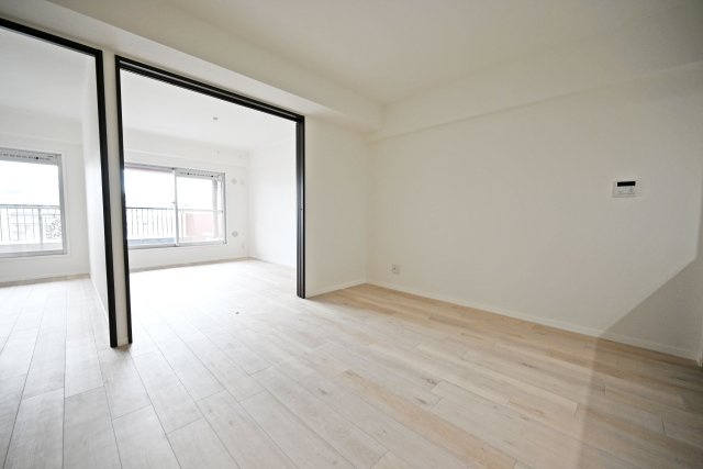 GSハイム第弐江坂の居間・リビング|リビングを中心として2つの居室が隣接しています。
家族が顔を合わせやすい間取り、家族のコミュニケーションが自然と増えますね。
