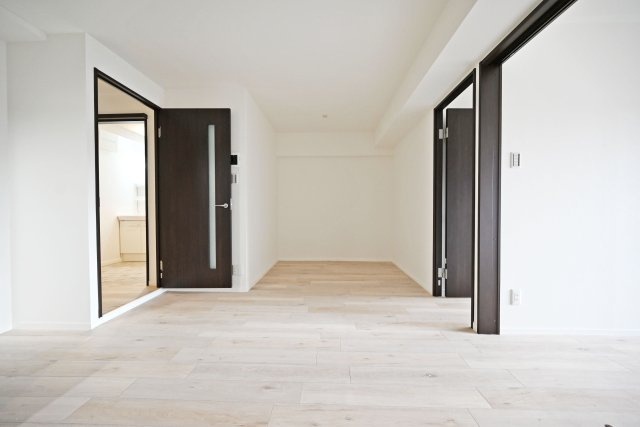 GSハイム第弐江坂の居間・リビング|ご家族みんなで寛げるLDK空間。 リフォームの際にクロス・フローリング張替済の為、室内大変美麗です。 ぜひ一度、ご内覧ください。