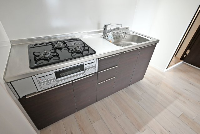 GSハイム第弐江坂のキッチン|壁付けキッチンはダイニングやリビングなどに背を向けて調理する形になるため、油汚れなどが広がりにくいです。