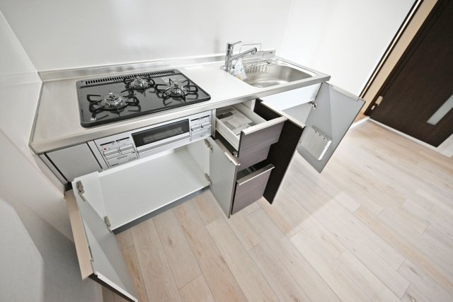 GSハイム第弐江坂のキッチン|吊り戸棚、引き出しと満足のいく収納が備わっています。調理器具から調味料までスッキリと整理整頓ができ、綺麗なキッチンが保てます。