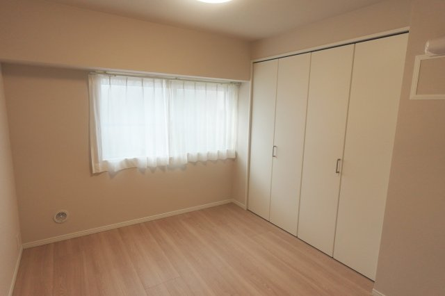 綾瀬ファイナンスの洋室