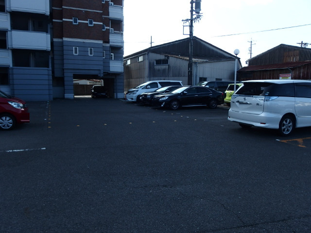 コメルスＶの駐車場