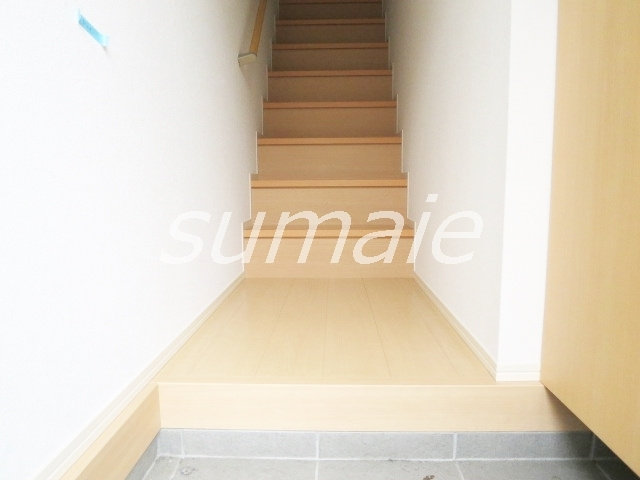 ソワーニュの玄関|室内階段です☆