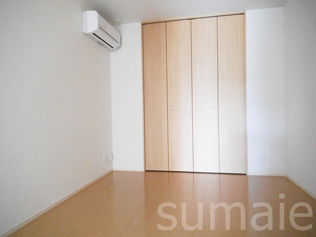 ソワーニュの寝室|6帖の居室です☆