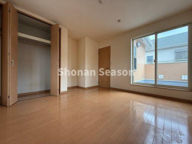 【洋室】 | 主寝室は7.91帖とゆったり、収納付きで空間を有効活用できます♪