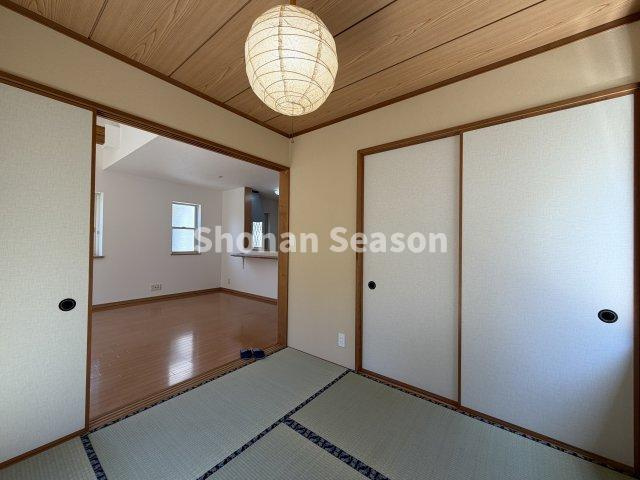 【和室】 | リビングと一体利用も可能で、空間に広がりを感じられます◎　　　　　
来客用やくつろぎスペースとしても活用できます♪