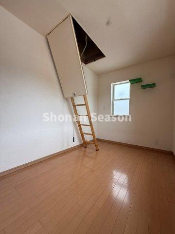 【収納】 | 普段使わない荷物をまとめて収納できる「小屋裏収納」付き！　　　　　
家全体がすっきり片付きやすくなります◎