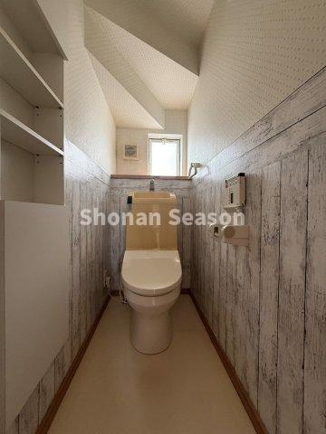 【トイレ】 | ペーパーのストックや掃除用品などの収納に便利な棚付き◎　　　　　　
「温水洗浄便座」付きで毎日のトイレが快適に♪