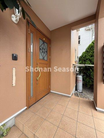 【玄関】 | 玄関上に屋根があるので、雨の日の出入りもスムーズ◎　　　　　　　　
荷物の出し入れ時も濡れにくく快適です。