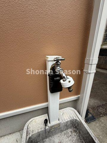 【設備】 | 外水栓付きで、お庭の水やりや洗車、お子さまの水遊びにも便利♪　　　
日常のちょっとした作業を快適にサポートします。