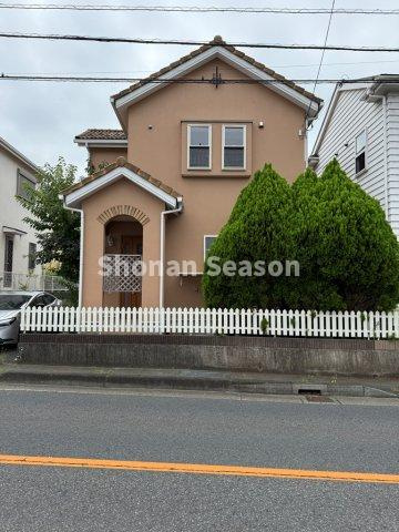 【外観】 | 南側にゆとりのある庭が広がる、陽当たり良好な3LDK＋P2台！　　
大型商業施設が点在し休日のお出かけもしやすい平塚エリアに登場♪