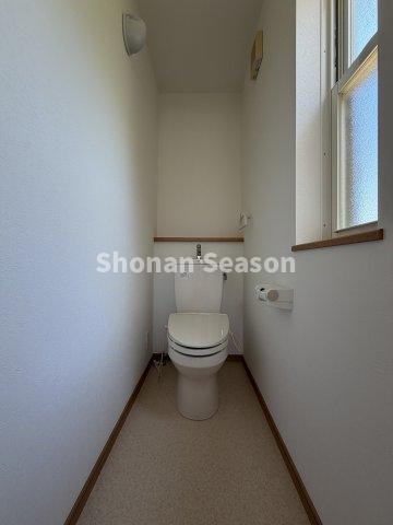 【トイレ】 | 窓付きで換気もしやすく、清潔感のあるトイレ空間です◎　　　　　