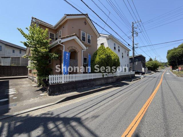 【前面道路含む現地写真】 | 前面道路が広く、陽当たりや開放感も感じられる立地です♪
当社未公開物件！詳細は湘南シーズンまでお気軽にお問合せくださいませ♪
