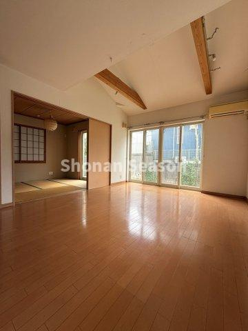 【居間・リビング】 | 天井が高く開放感良好のリビング◎ご家族がゆったり過ごせる憩いの場に♪