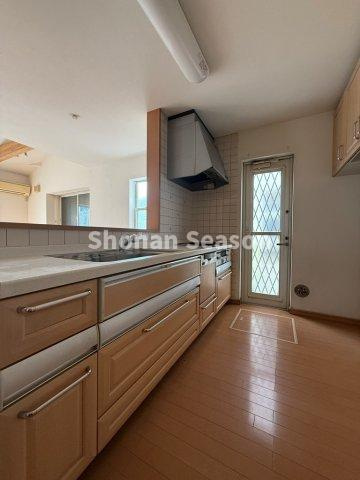 【キッチン】 | 収納力に優れたキッチンで調理器具や食器類もすっきり片付きます！　　
キレイを保ちやすく毎日の料理時間が楽しみになりますね♪