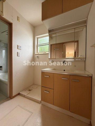 【洗面所】 | 後方の身だしなみもチェックしやすい三面鏡つき洗面台！　　　　　　　
鏡裏やシンク下の収納を利用すれば生活感が出にくくなりそうですね◎