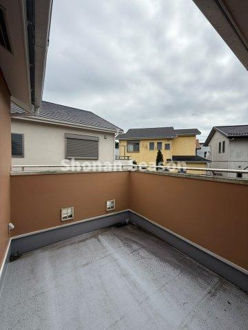 【バルコニー】 | 洗濯物がたっぷり干せる使い勝手良好のバルコニー◎　　　　　　　　　
家事の合間のリラックスタイムにも♪