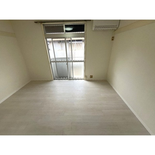 レピュート高岡Bの居間・リビング