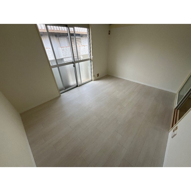 レピュート高岡Bの居間・リビング