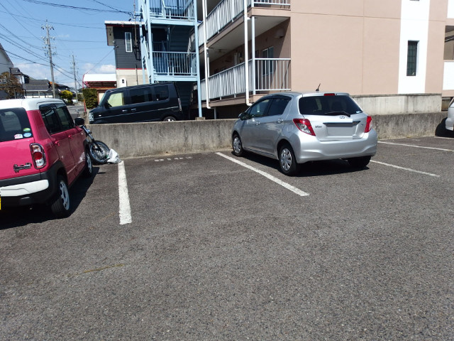 エクセレントハイツＢ棟の駐車場