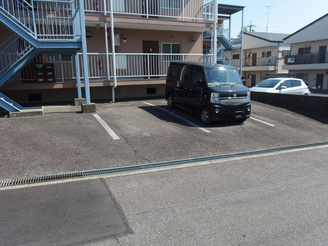 エクセレントハイツＢ棟の駐車場
