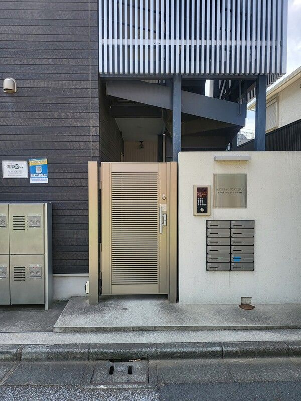 アーベインテラス千住緑町B棟のエントランス