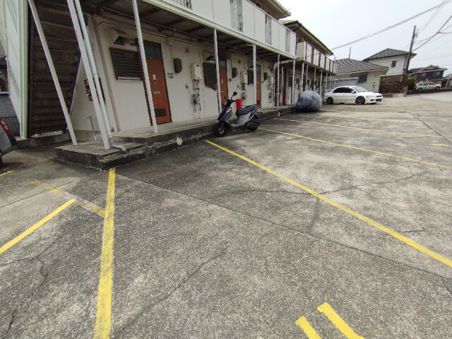 エレガンスハイツ金子の駐車場