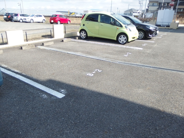第２マンション鈴木（Ａ，Ｂ）の駐車場