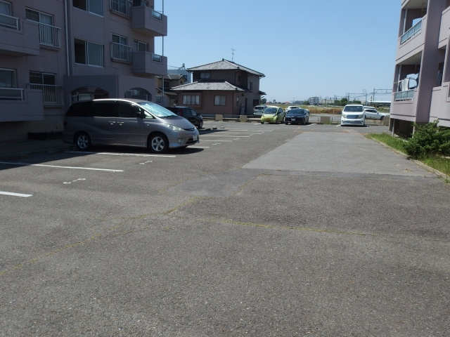 第２マンション鈴木（Ｃ，Ｄ，Ｅ，Ｆ）の駐車場
