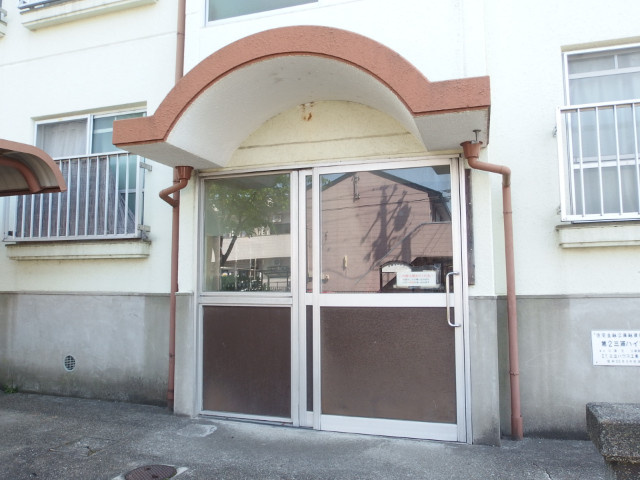 第２三浦ハイツのエントランス